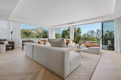 Salón; vista, suelo de madera, luz natural, estilo moderno