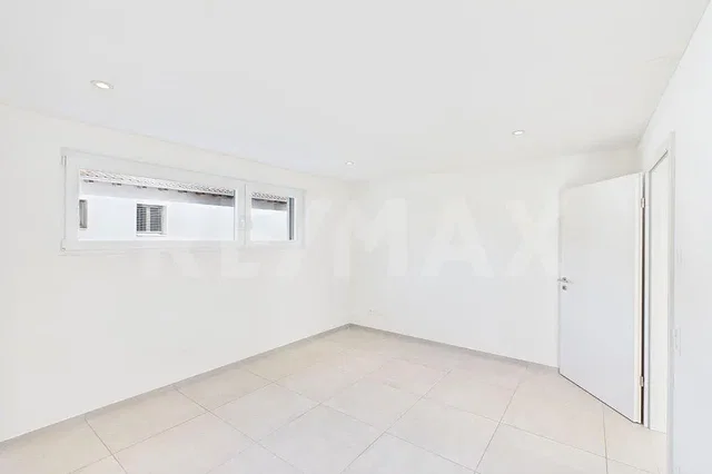 Dormitorio; suelo de baldosas, luz natural