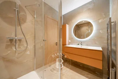 Baño; suelo de baldosas, renovado, luz natural, estilo moderno