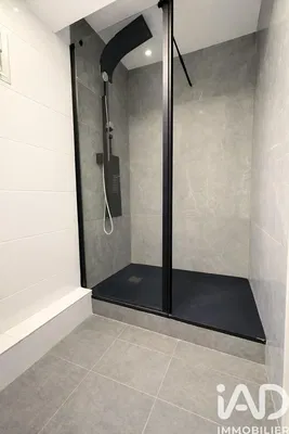 Badezimmer; fliesenboden, renoviert, tageslicht, moderner stil