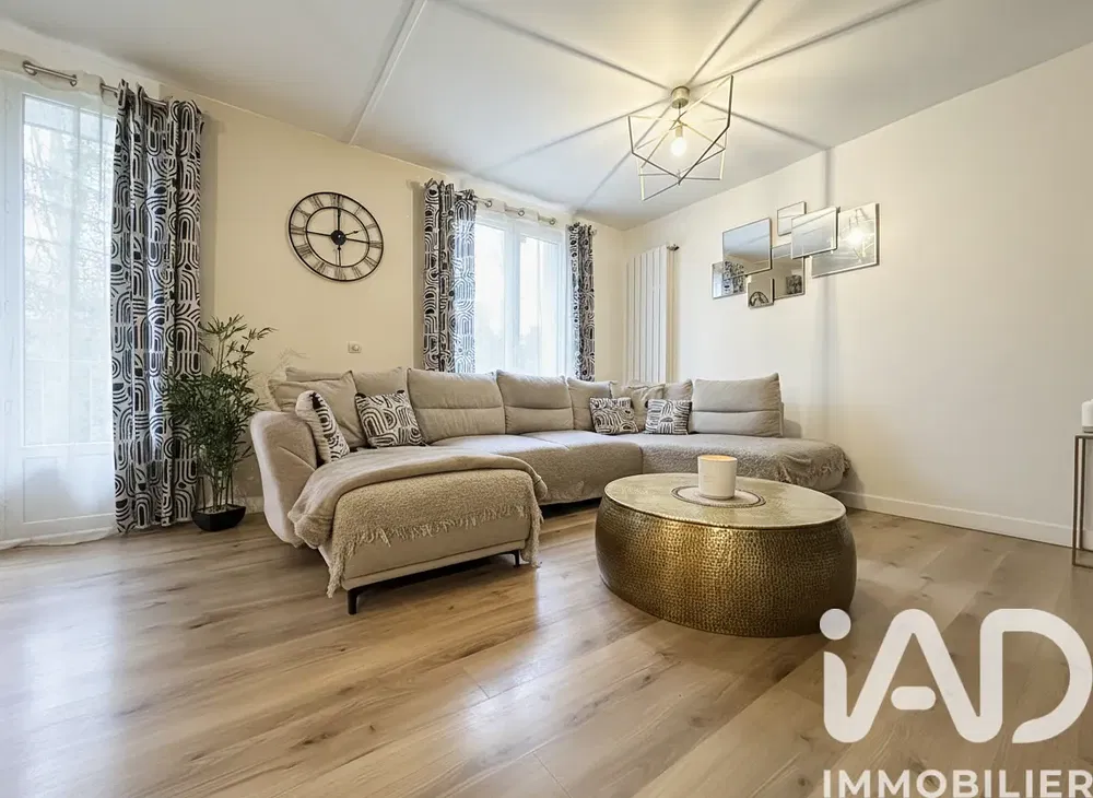 Wohnzimmer; tageslicht, moderner stil, holzboden