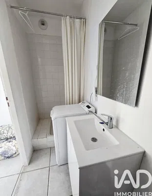 Badezimmer; fliesenboden, renovierungsbedürftig