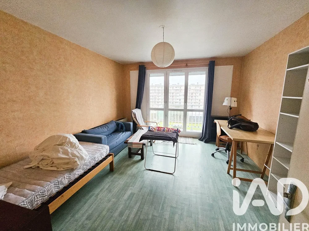Schlafzimmer; tageslicht, renovierungsbedürftig