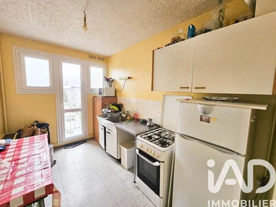 Кухиња; кухињски апарати, плочице, природно светло