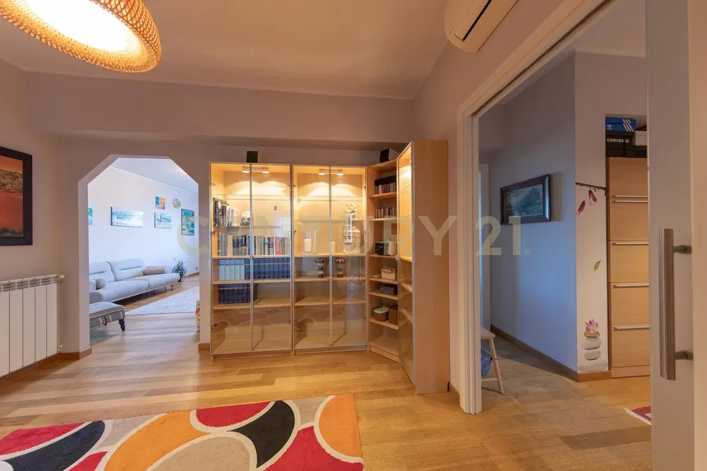 Wohnzimmer; holzboden, tageslicht, moderner stil