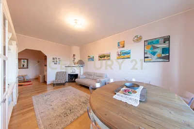 Wohnzimmer; kamin, holzboden, tageslicht, moderner stil