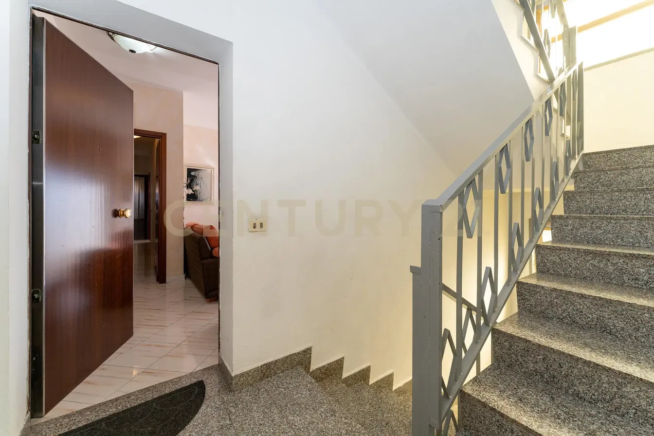 Casa y alrededores; suelo de baldosas