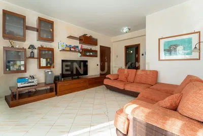 Salón; suelo de baldosas, luz natural, estilo moderno