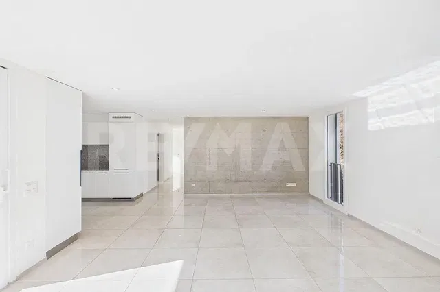 Woonkamer; tegelvloer, natuurlijk licht