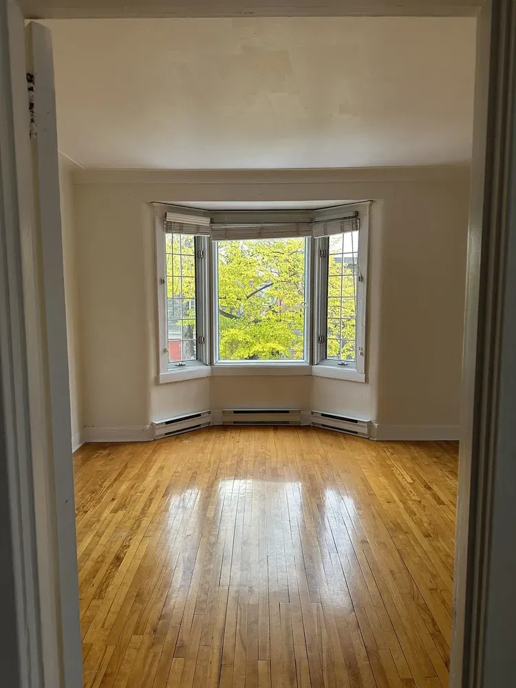 Chambre; vue, parquet, lumière naturelle