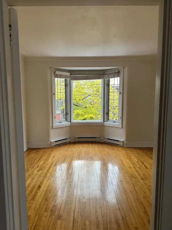 Chambre; vue, parquet, lumière naturelle