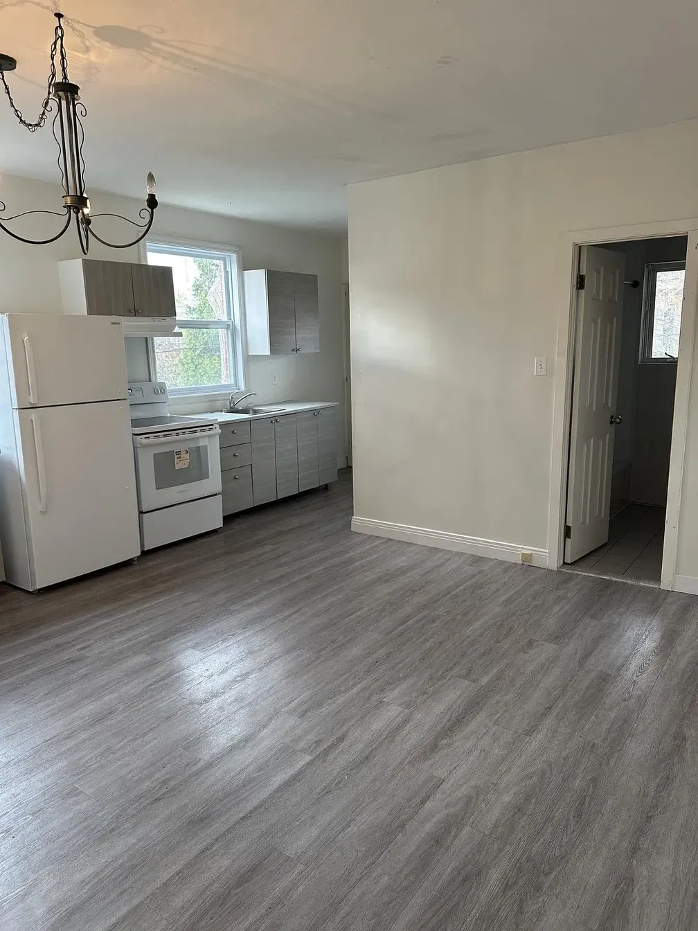 Cuisine; électroménager, carrelage, lumière naturelle, style moderne