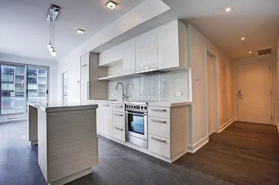 Kuhinja; kuhinjski aparati, prirodno svjetlo, moderni stil, pločice