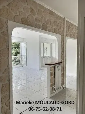 Wohnzimmer; fliesenboden, tageslicht