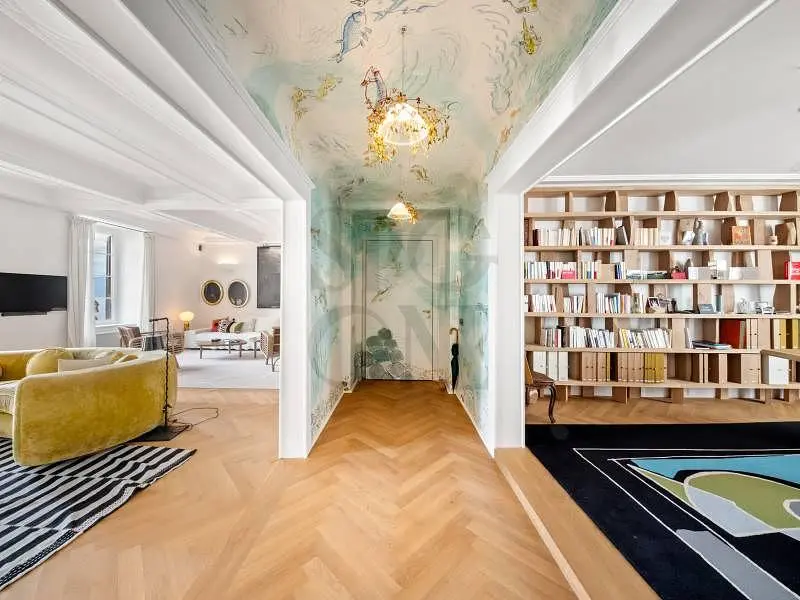 Salón; luz natural, suelo de madera, estilo moderno