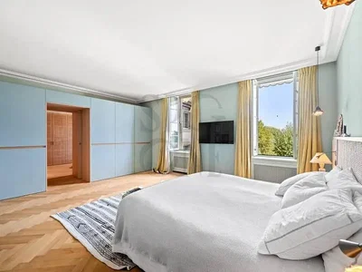 Dormitorio; luz natural, suelo de madera, estilo moderno