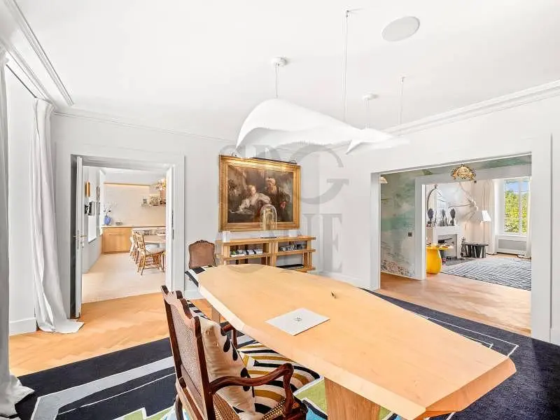 Wohnzimmer; holzboden, tageslicht, moderner stil