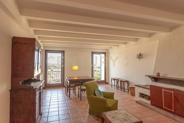 Salón; suelo de baldosas, vista, vigas de madera, luz natural