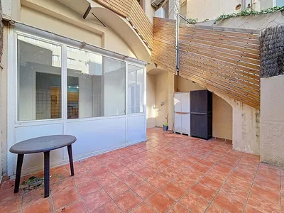 Teras; fayans zemin, tadilat gerekiyor