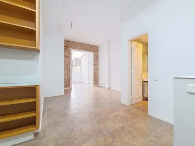 Oturma odası; fayans zemin, doğal ışık