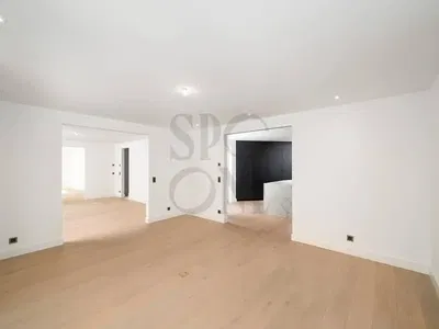 Wohnzimmer; holzboden, tageslicht