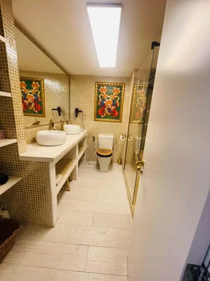 Kupaonica; pločice, prirodno svjetlo