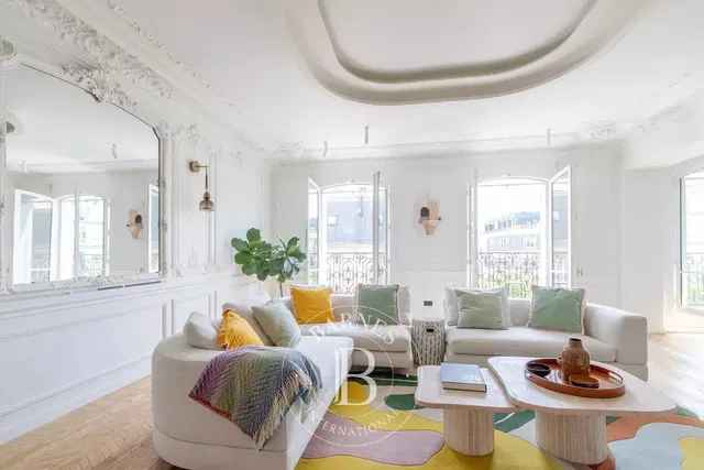 Wohnzimmer; tageslicht, moderner stil, holzboden