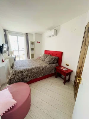 Spavaća soba; prirodno svjetlo, drveni pod