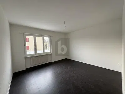 Sonstiges; fliesenboden, tageslicht, renovierungsbedürftig