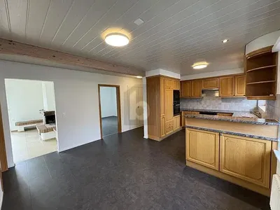 Küche; fliesenboden, holzbalken, tageslicht