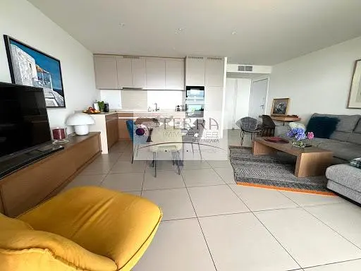 Wohnzimmer; fliesenboden, küchengeräte, tageslicht, moderner stil