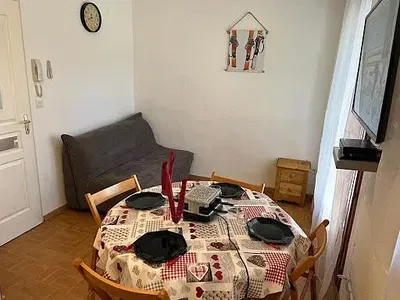 Sala da pranzo; luce naturale, stile rustico