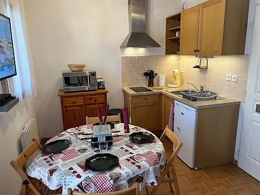 Cucina; elettrodomestici, pavimento in piastrelle