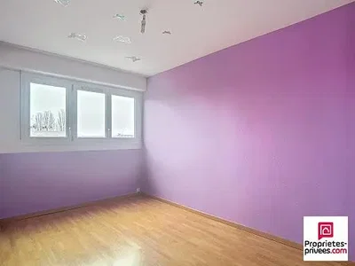 Camera dei bambini; pavimento in legno, luce naturale