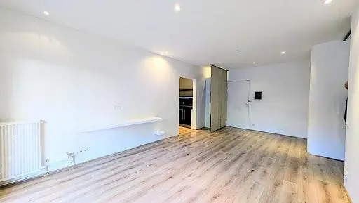 Soggiorno; luce naturale, pavimento in legno, ristrutturato