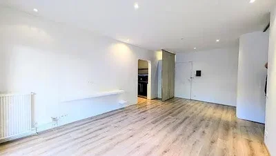 Soggiorno; luce naturale, pavimento in legno, ristrutturato