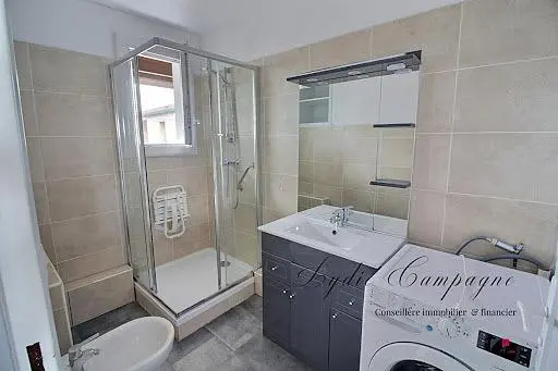 Badezimmer; fliesenboden, tageslicht, renoviert