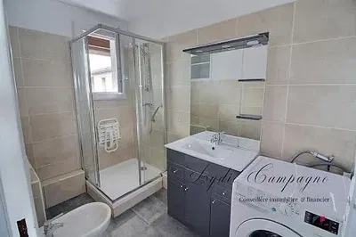 Badezimmer; fliesenboden, tageslicht, renoviert