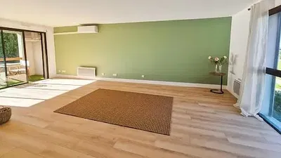 Obývací pokoj; přirozené světlo, dřevěná podlaha