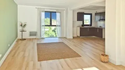 Obývací pokoj; výhled, dřevěná podlaha, přirozené světlo