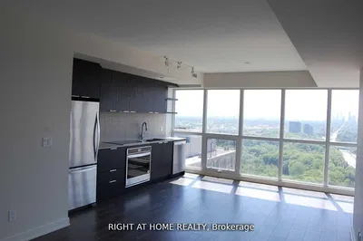 Kuhinja; pogled, kućanski aparati, drveni pod, prirodna svjetlost