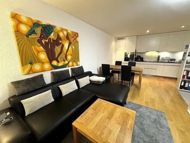 Oturma odası; ahşap zemin, doğal ışık, modern stil