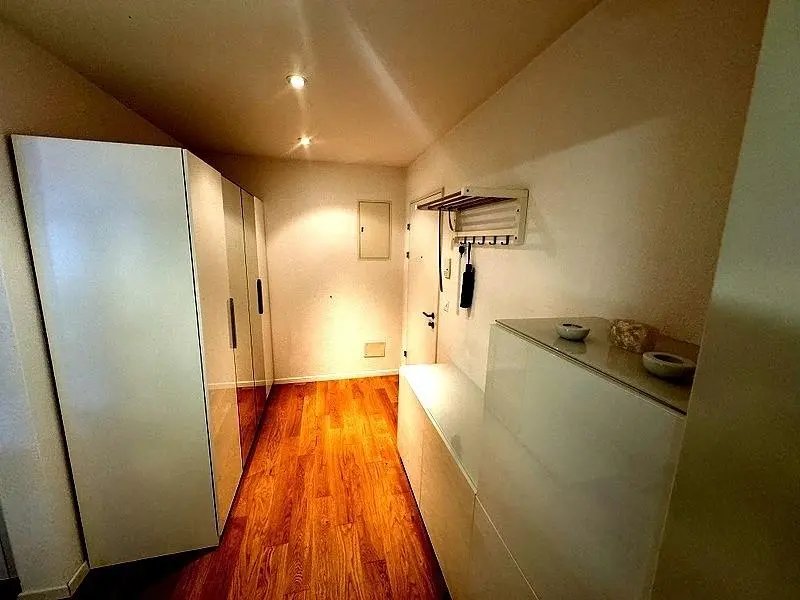 Vestiyer; ahşap zemin, doğal ışık