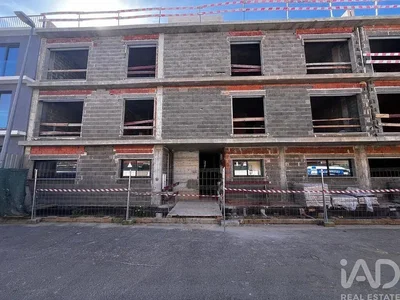 Casa e arredores; precisa de renovação