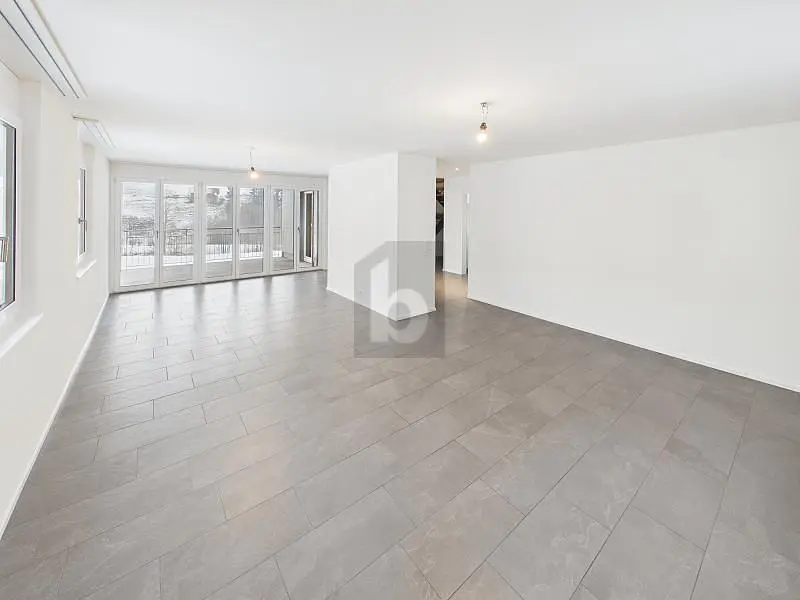 Oturma odası; fayans zemin, doğal ışık, manzara