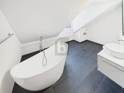 Banyo; fayans zemin, doğal ışık, tadilatlı