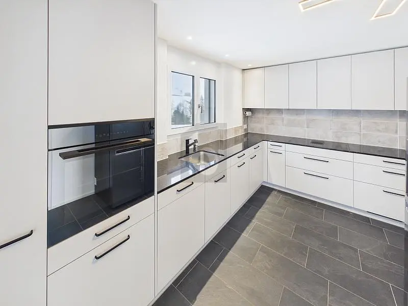 Mutfak; mutfak aletleri, doğal ışık, modern stil, fayans zemin, tadilatlı