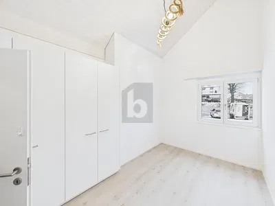 Yatak odası; ahşap zemin, doğal ışık, modern stil