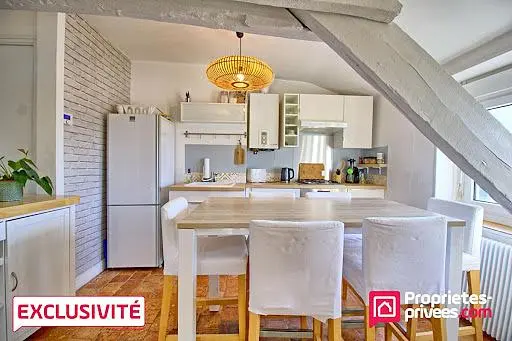 Cucina; elettrodomestici, pavimento in legno, luce naturale, stile moderno