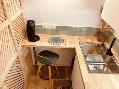 Küche; küchengeräte, fliesenboden, tageslicht, moderner stil